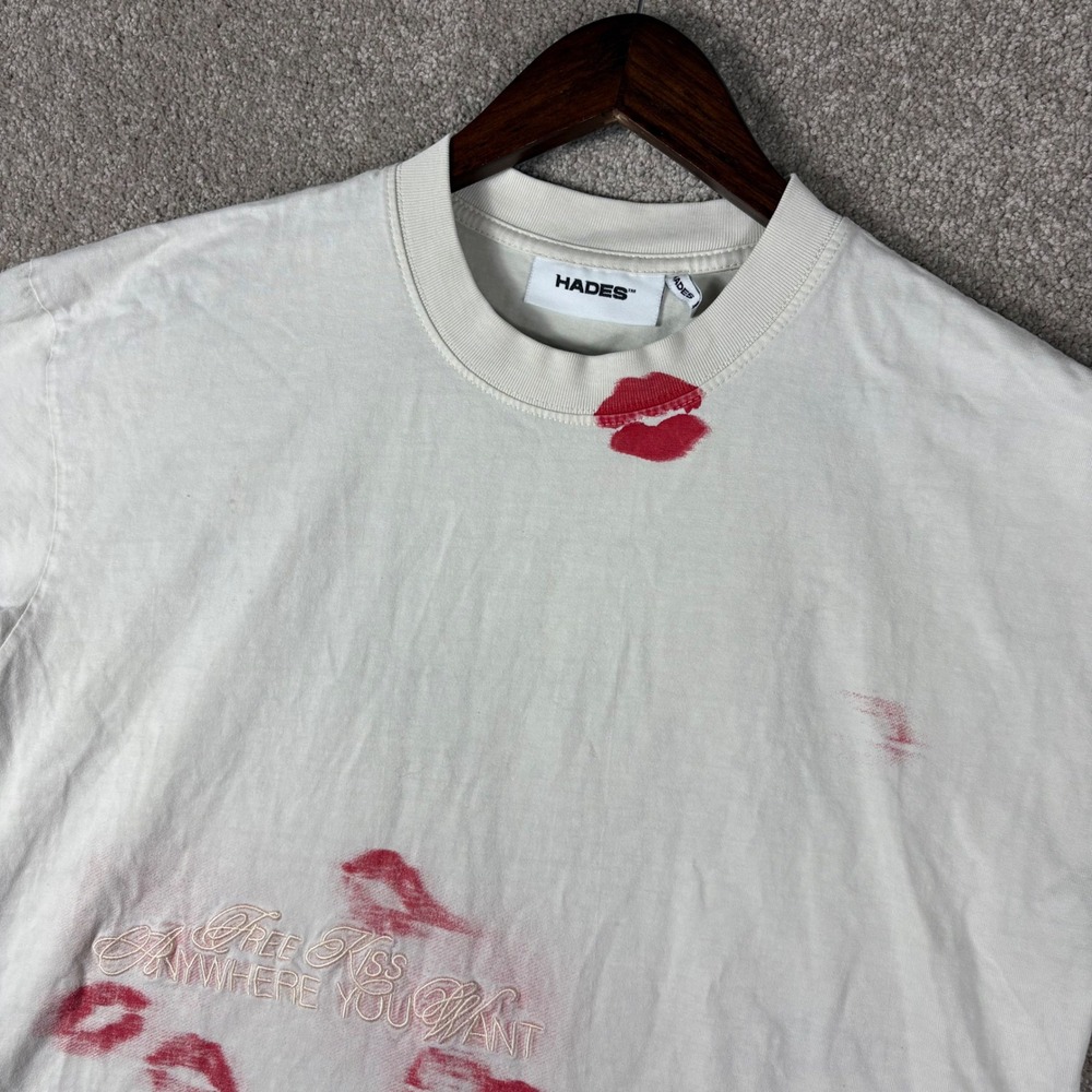 Hades Original Free Kiss Graphic T-Shirt Mens Medium Cream Lipstick Print Tee
